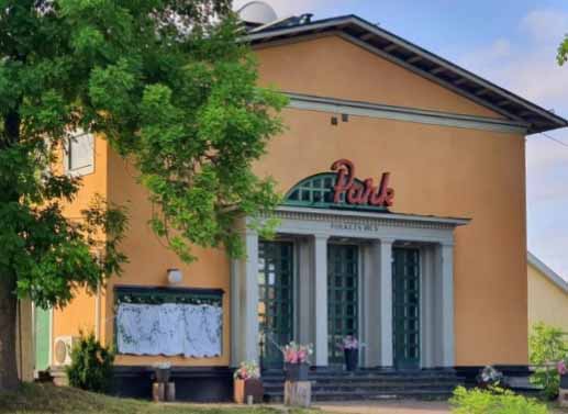 park-folkets-hus-framsida-sommar